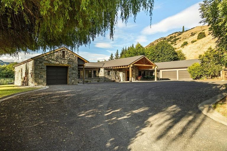 Photo of property in 73 Alec Robins Road, Lake Hayes, Queenstown, 9371
