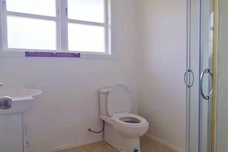 Photo of property in 18 Islington Avenue, New Lynn, Auckland, 0600