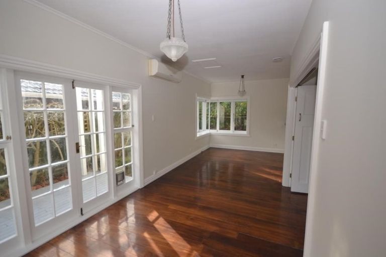 Photo of property in 43 Trelissick Crescent, Ngaio, Wellington, 6035