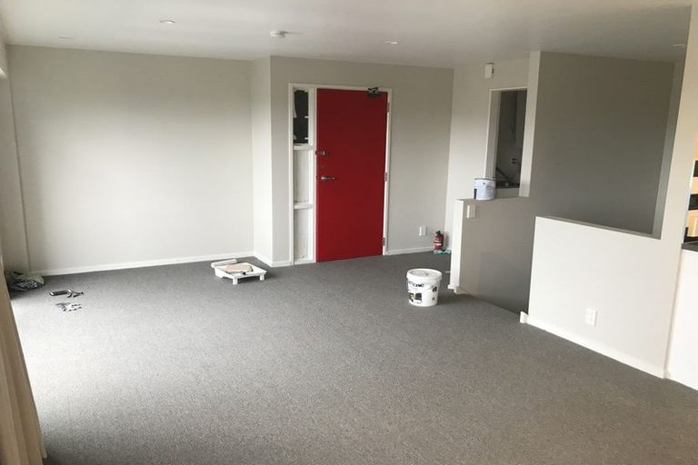 Photo of property in 2/93a Kelburn Parade, Kelburn, Wellington, 6012