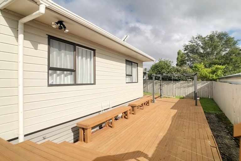 Photo of property in 1/3 Sevilla Place, Unsworth Heights, Auckland, 0632