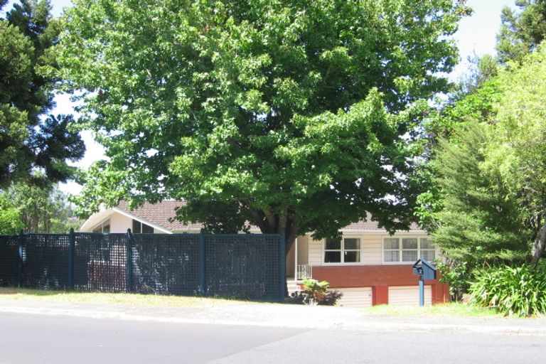 Photo of property in 2 Easton Park Parade, Glenfield, Auckland, 0629