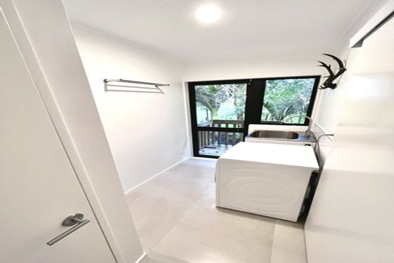 Photo of property in 1/85 Verran Road, Birkenhead, Auckland, 0626