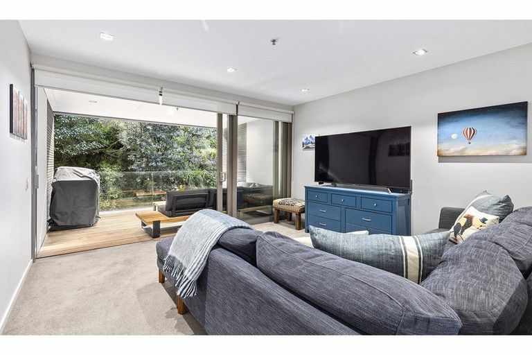 Photo of property in Patent 326 Apartments, 203s/326 Evans Bay Parade, Hataitai, Wellington, 6021