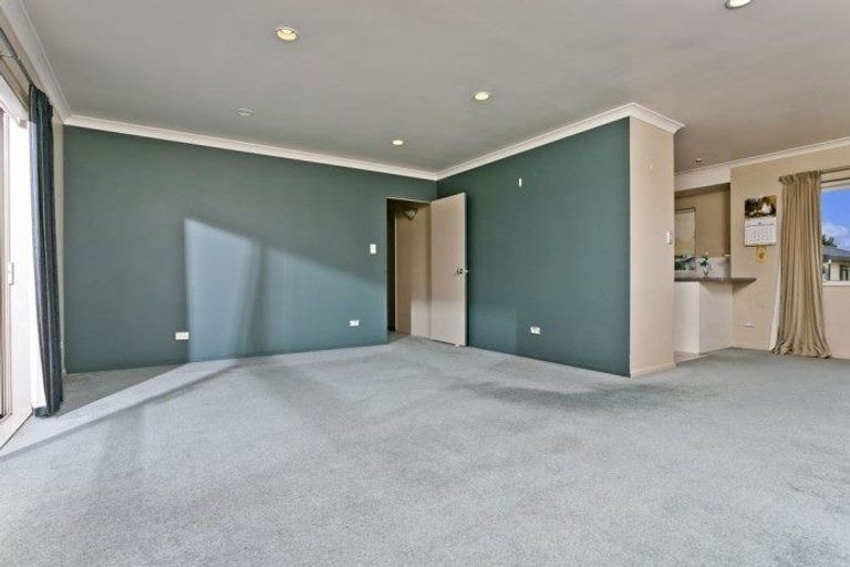 Photo of property in 2/22 Grenadine Place, Unsworth Heights, Auckland, 0632