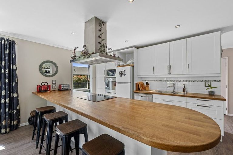 Photo of property in 16 Gavinike Place, Waimauku, 0812