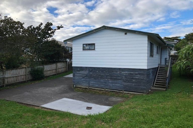 Photo of property in 2/13 Craigbank Avenue, New Lynn, Auckland, 0600
