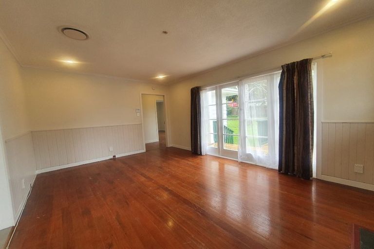 Photo of property in 19 Seymour Road, Sunnyvale, Auckland, 0612