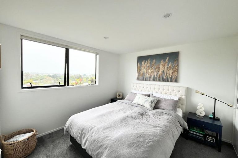 Photo of property in 52e Vodanovich Road, Te Atatu South, Auckland, 0610