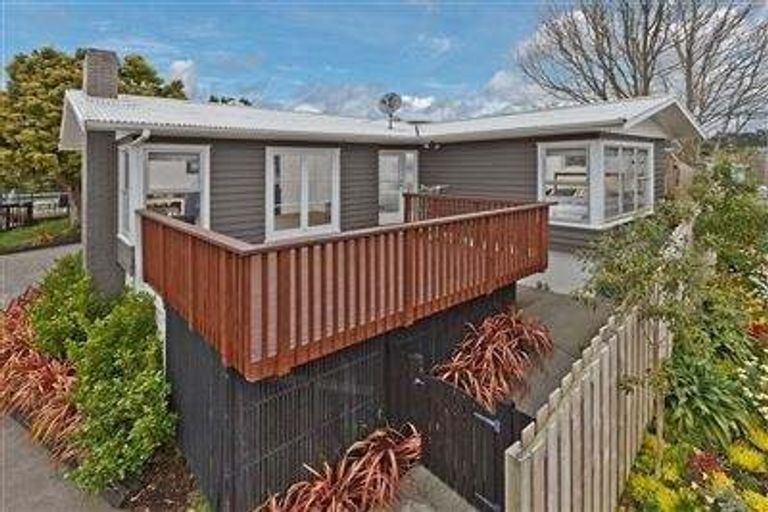 Photo of property in 10 Saffron Street, Birkdale, Auckland, 0626