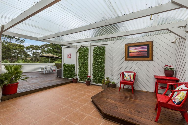 Photo of property in 44 Taupo Street, Green Bay, Auckland, 0604