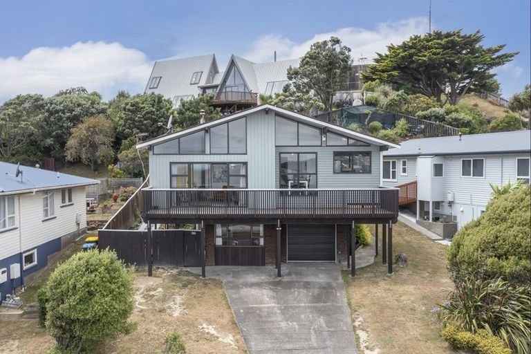 Photo of property in 106 Gloaming Hill, Titahi Bay, Porirua, 5022