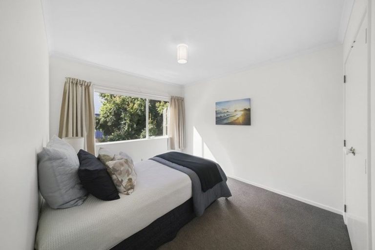 Photo of property in 2/17 Headcorn Place, Botany Downs, Auckland, 2010