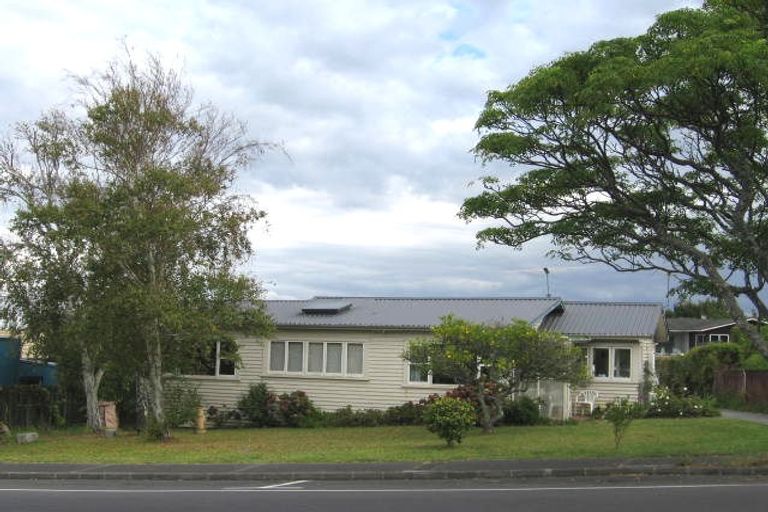 Photo of property in 1/1006 Beach Road, Torbay, Auckland, 0630
