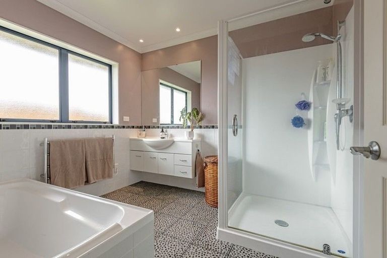 Photo of property in 186 Pacific Drive, Fitzherbert, Palmerston North, 4410