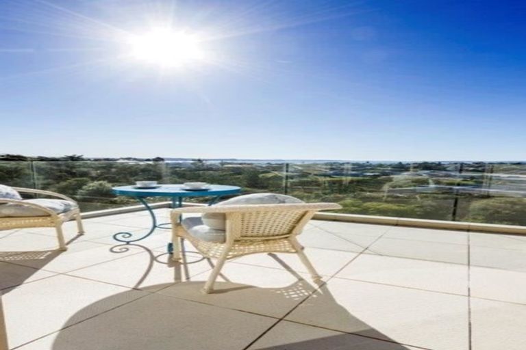 Photo of property in 121 Wade River Road, Stanmore Bay, Whangaparaoa, 0932