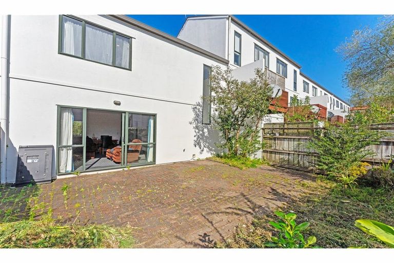 Photo of property in Lynn Park Terrace, 28/12 Ambrico Place, New Lynn, Auckland, 0600