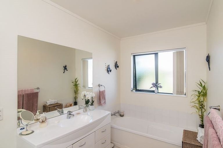 Photo of property in 12 San Priamo Place, Paraparaumu Beach, Paraparaumu, 5032