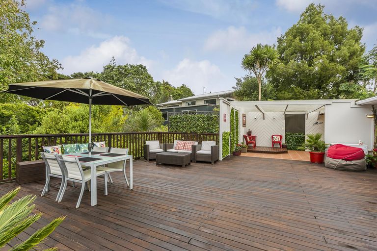 Photo of property in 44 Taupo Street, Green Bay, Auckland, 0604