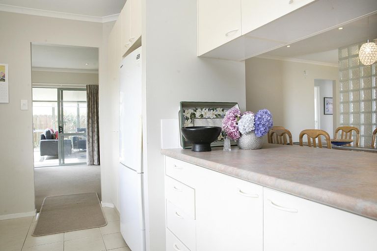 Photo of property in 9 Matilda Place, Weymouth, Auckland, 2103