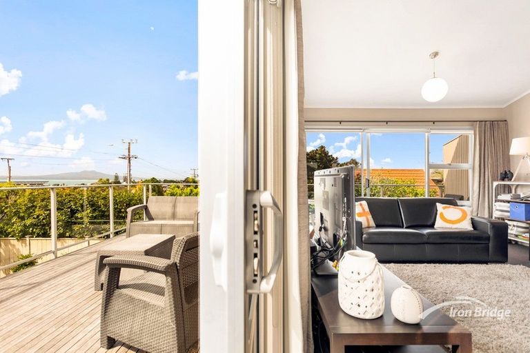 Photo of property in 3/108 East Coast Road, Forrest Hill, Auckland, 0620