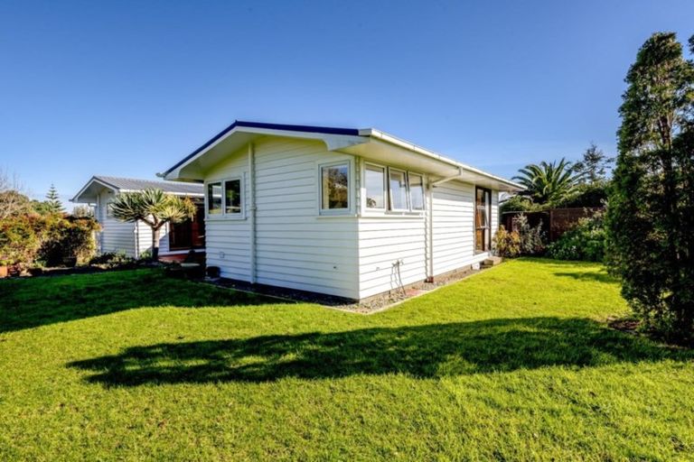 Photo of property in 18 Kawau Grove, Waikanae Beach, Waikanae, 5036