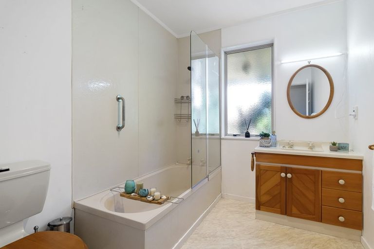 Photo of property in 10 Tiromoana Road, Raumati South, Paraparaumu, 5032