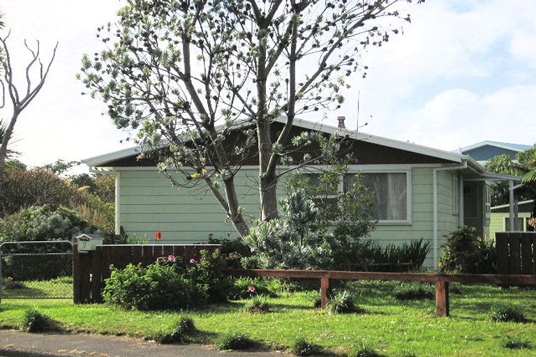 Photo of property in 9 Victor Grove, Waikanae Beach, Waikanae, 5036