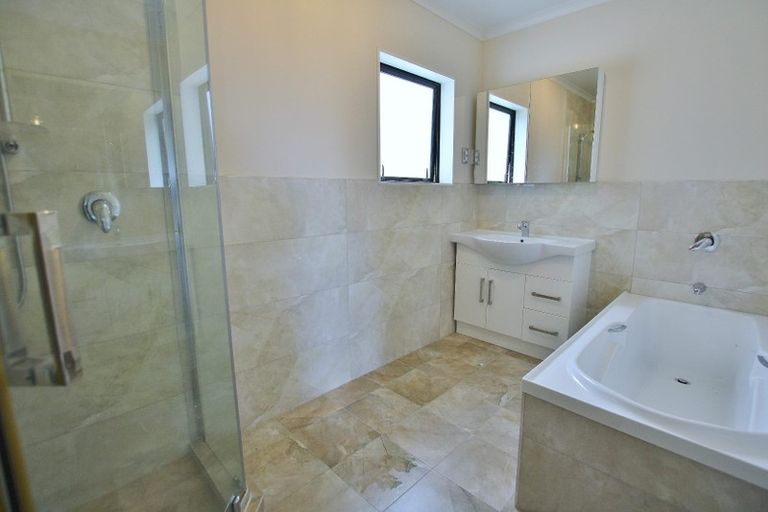 Photo of property in 104 Lake Panorama Drive, Henderson Valley, Auckland, 0612