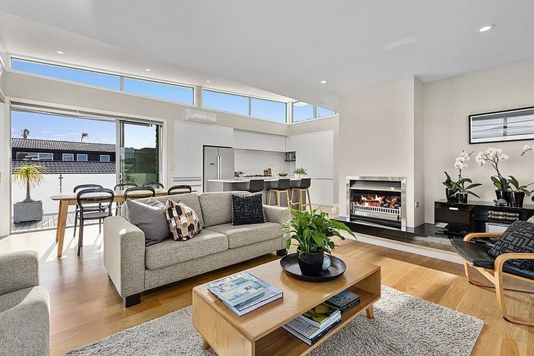 Photo of property in 2/49 Seaview Road, Castor Bay, Auckland, 0620