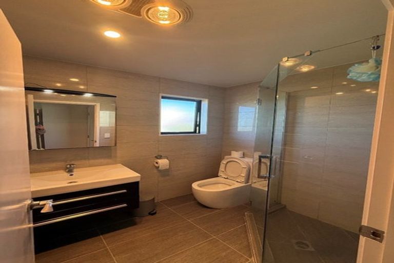 Photo of property in 28 Baulcomb Parade, Windsor Park, Auckland, 0632