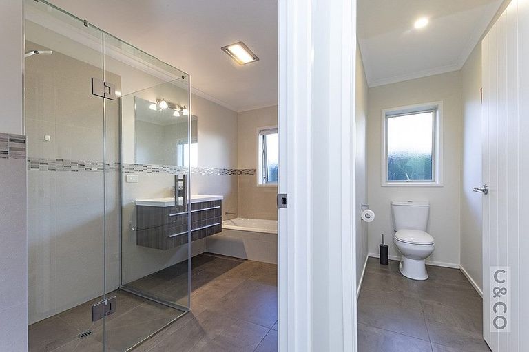 Photo of property in 8 Larmer Drive, Kumeu, 0810