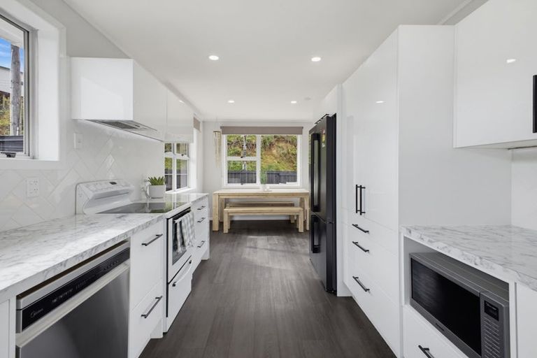 Photo of property in 2 Bromley Place, Westown, New Plymouth, 4310