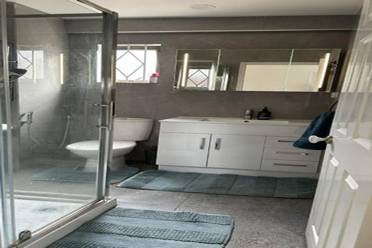 Photo of property in 2a Banksia Place, Goodwood Heights, Auckland, 2105