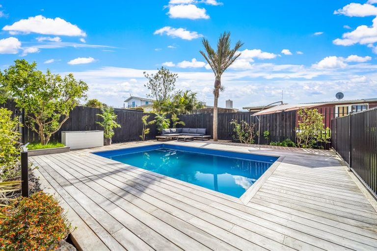 Photo of property in 2 Hardley Avenue, Tindalls Beach, Whangaparaoa, 0930
