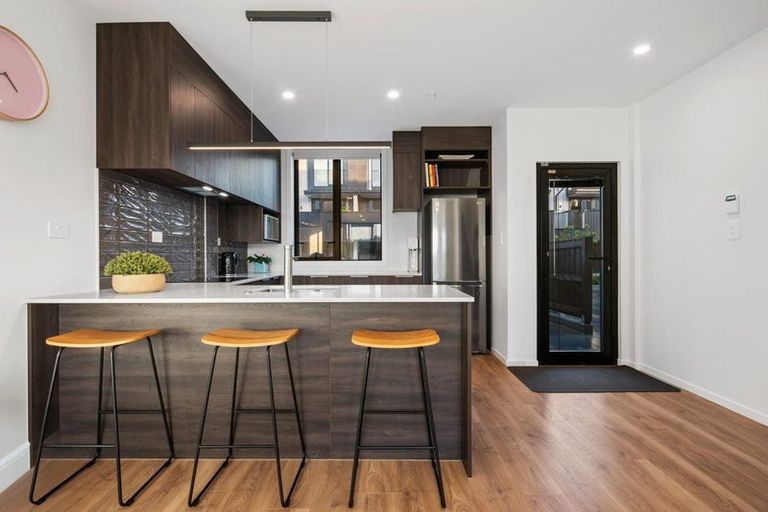 Photo of property in 10/19 Windlass Street, Long Bay, Auckland, 0630