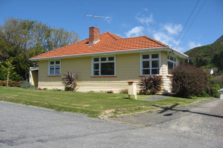 Photo of property in 65 Kent Street, Picton, 7220
