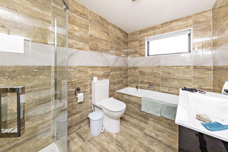 Photo of property in 7b Waiari Road, Conifer Grove, Takanini, 2112