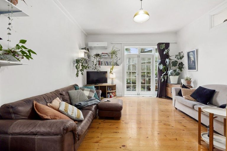Photo of property in 35 Lawrence Street, Newtown, Wellington, 6021