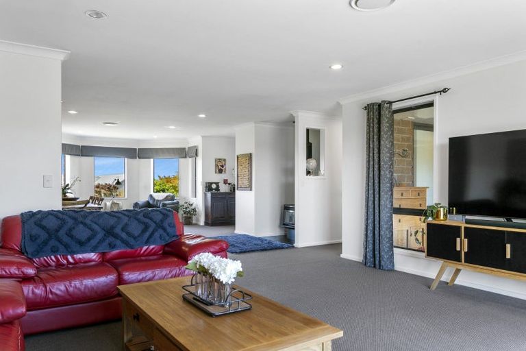 Photo of property in 71 Loch Views Road, Acacia Bay, Taupo, 3385