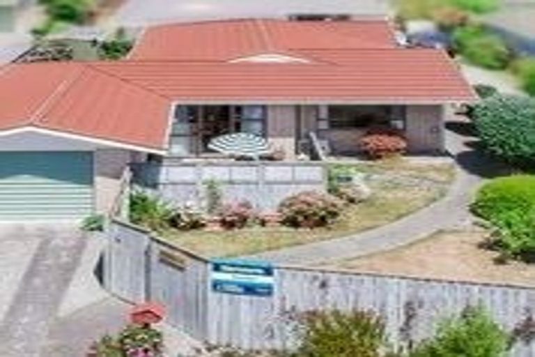 Photo of property in 6 Rewarewa Crescent, Waikanae, 5036