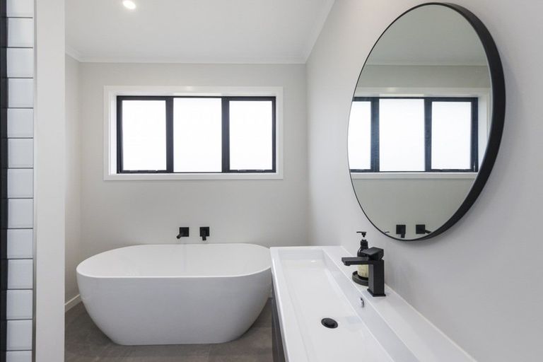 Photo of property in 49 Vaucluse Heights, Fitzherbert, Palmerston North, 4410