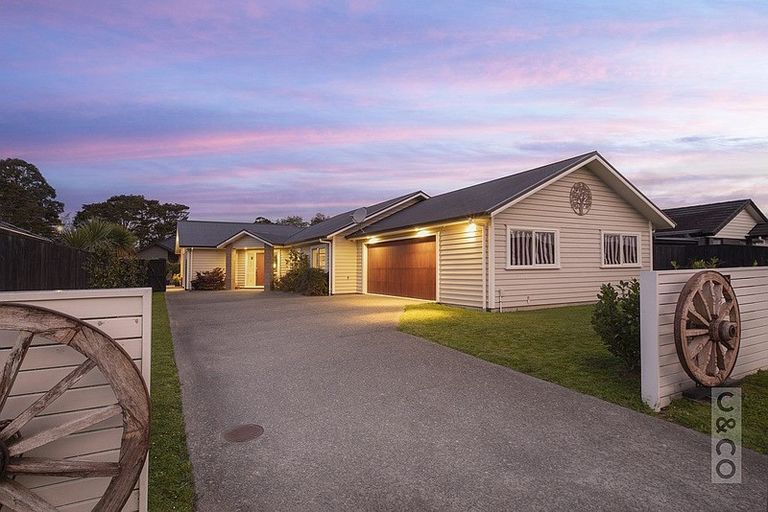 Photo of property in 8 Larmer Drive, Kumeu, 0810