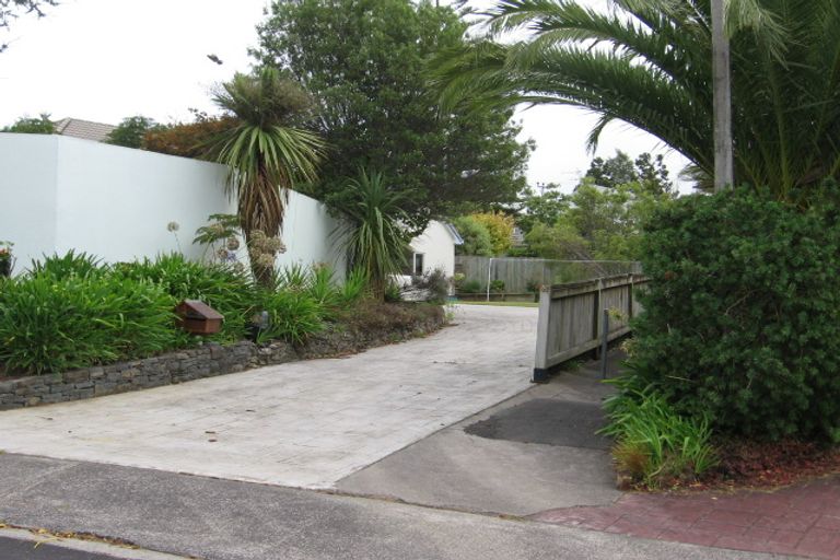 Photo of property in 37 Cherub Place, West Harbour, Auckland, 0618