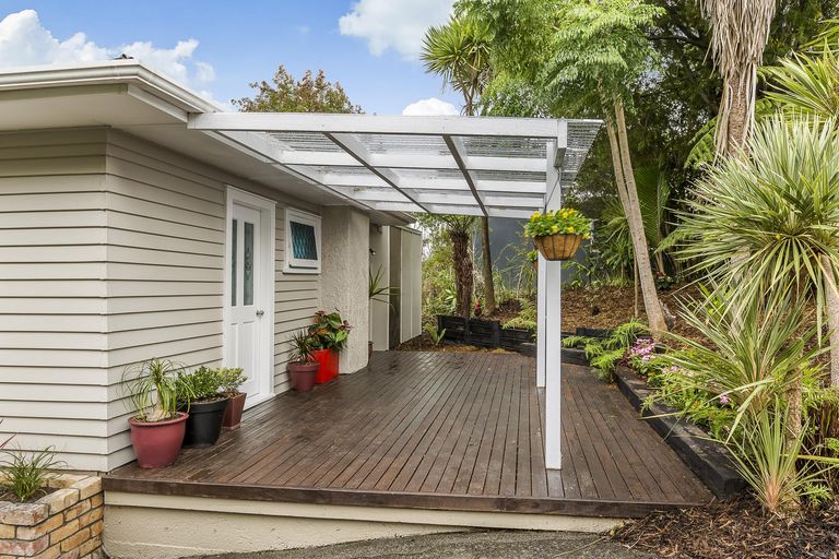 Photo of property in 44 Taupo Street, Green Bay, Auckland, 0604