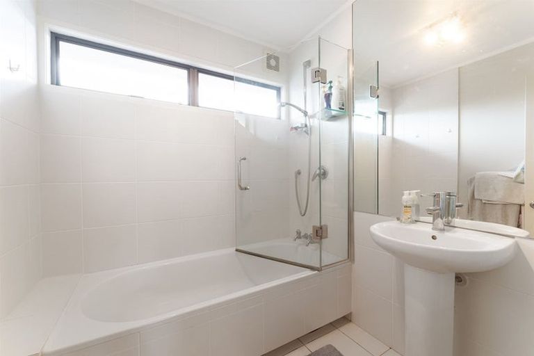 Photo of property in 1/12 Kauri Glen Road, Northcote, Auckland, 0627