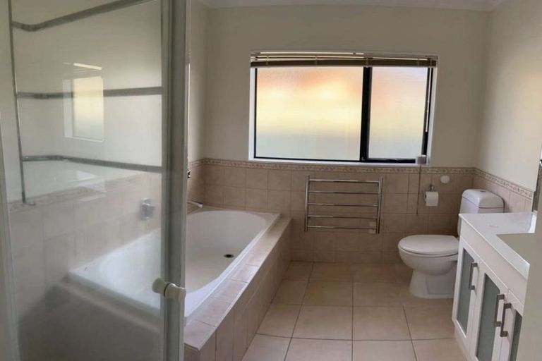 Photo of property in 16 Middlefield Drive, East Tamaki Heights, Auckland, 2016