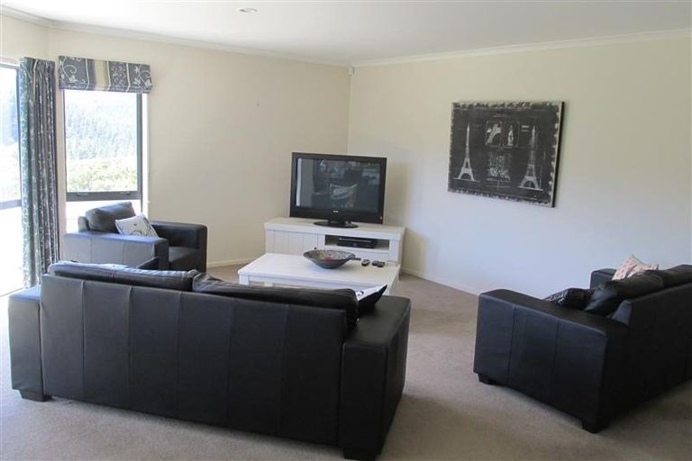 Photo of property in 13 Percy Kinsman Crescent, Riverstone Terraces, Upper Hutt, 5018