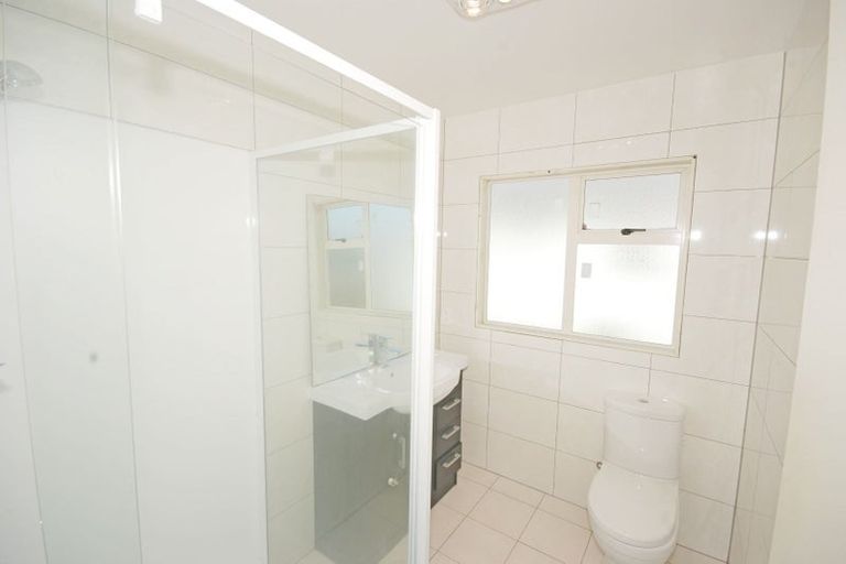 Photo of property in 21 Chilcott Road, Henderson, Auckland, 0612