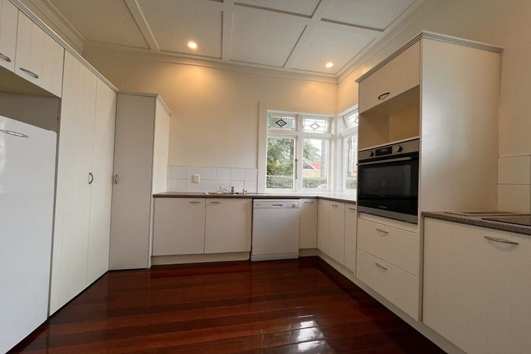 Photo of property in 11 Norwood Road, Bayswater, Auckland, 0622
